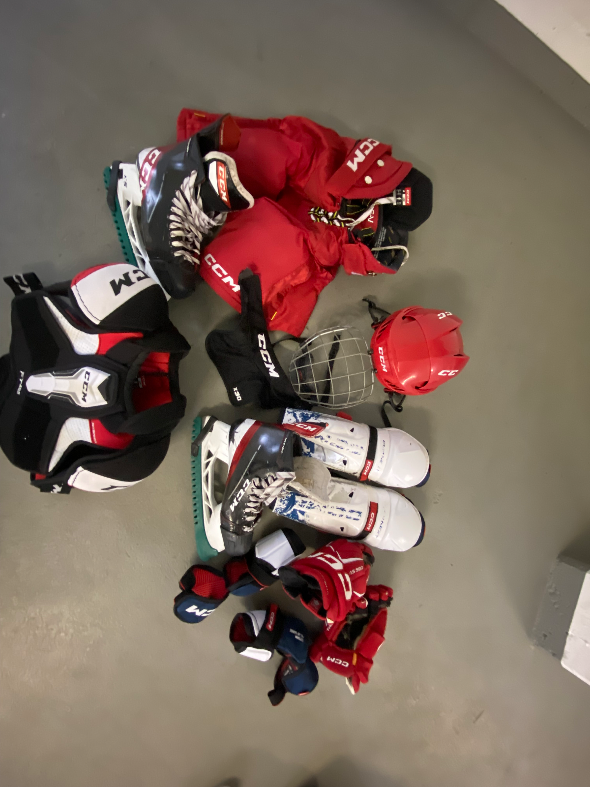 CCM Eishockey Ausrüstung Schuhe Grösse 44 und Kleider large