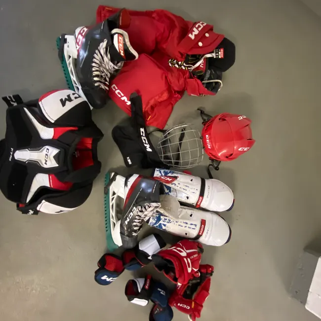 CCM Eishockey Ausrüstung Schuhe Grösse 44 und Kleider large